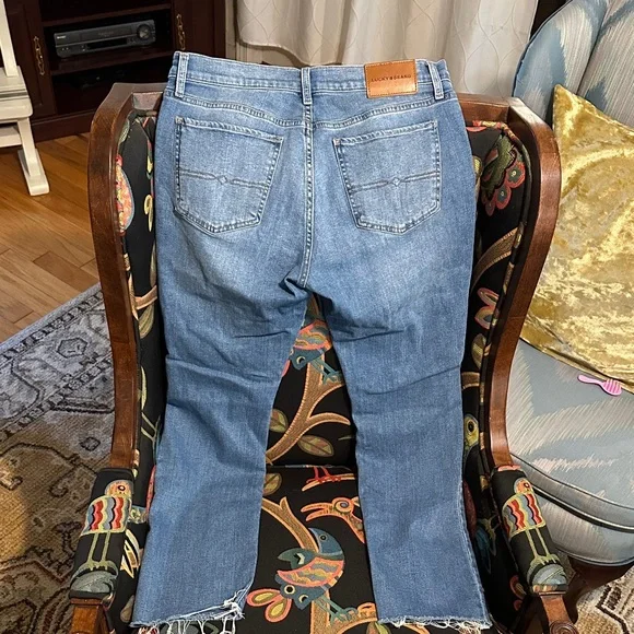 Lucky Brand Distressed straight leg Jeans. Mid rise with raw hem size 12/31 - Picture 5 of 10